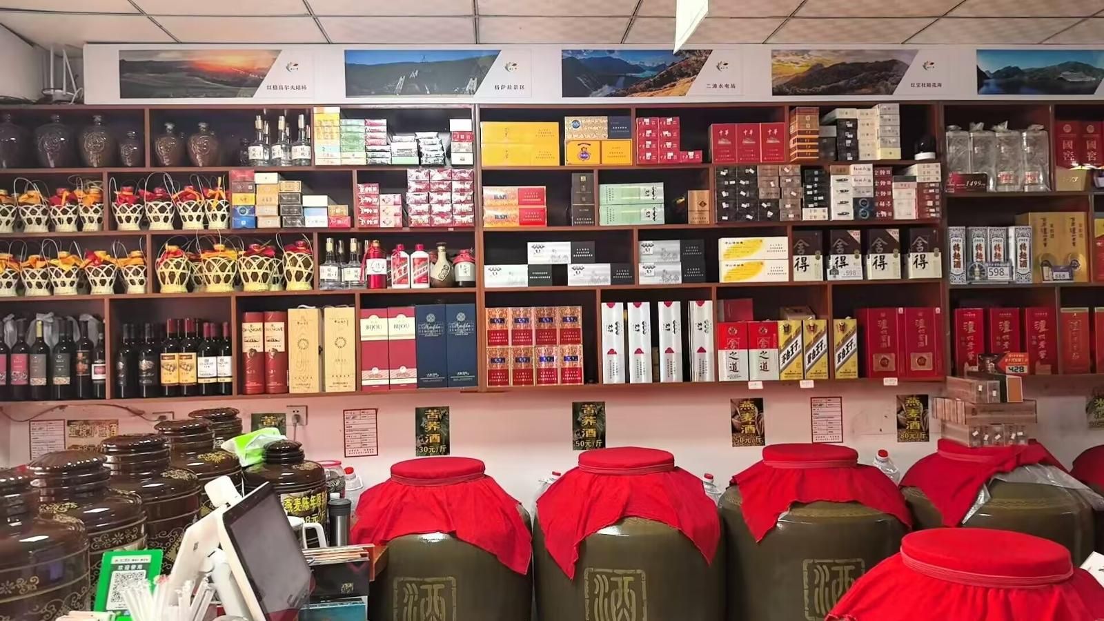 李才清店鋪里設(shè)立的煙酒陳列展示區(qū).jpg 李才清店鋪里設(shè)立的煙酒陳列展示區(qū).jpg
