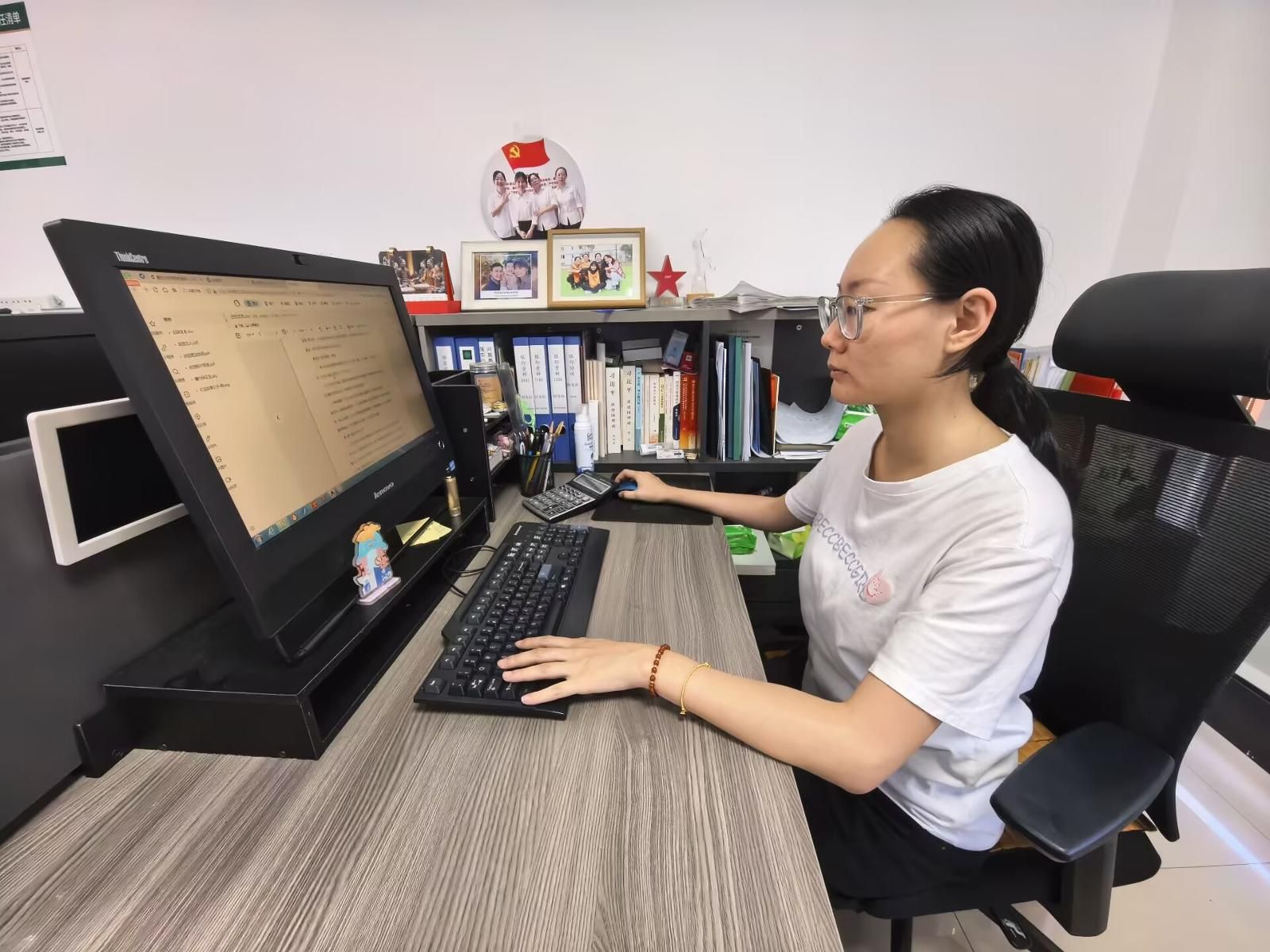 資產(chǎn)管理員正在審核租賃合同.jpg 資產(chǎn)管理員正在審核租賃合同.jpg