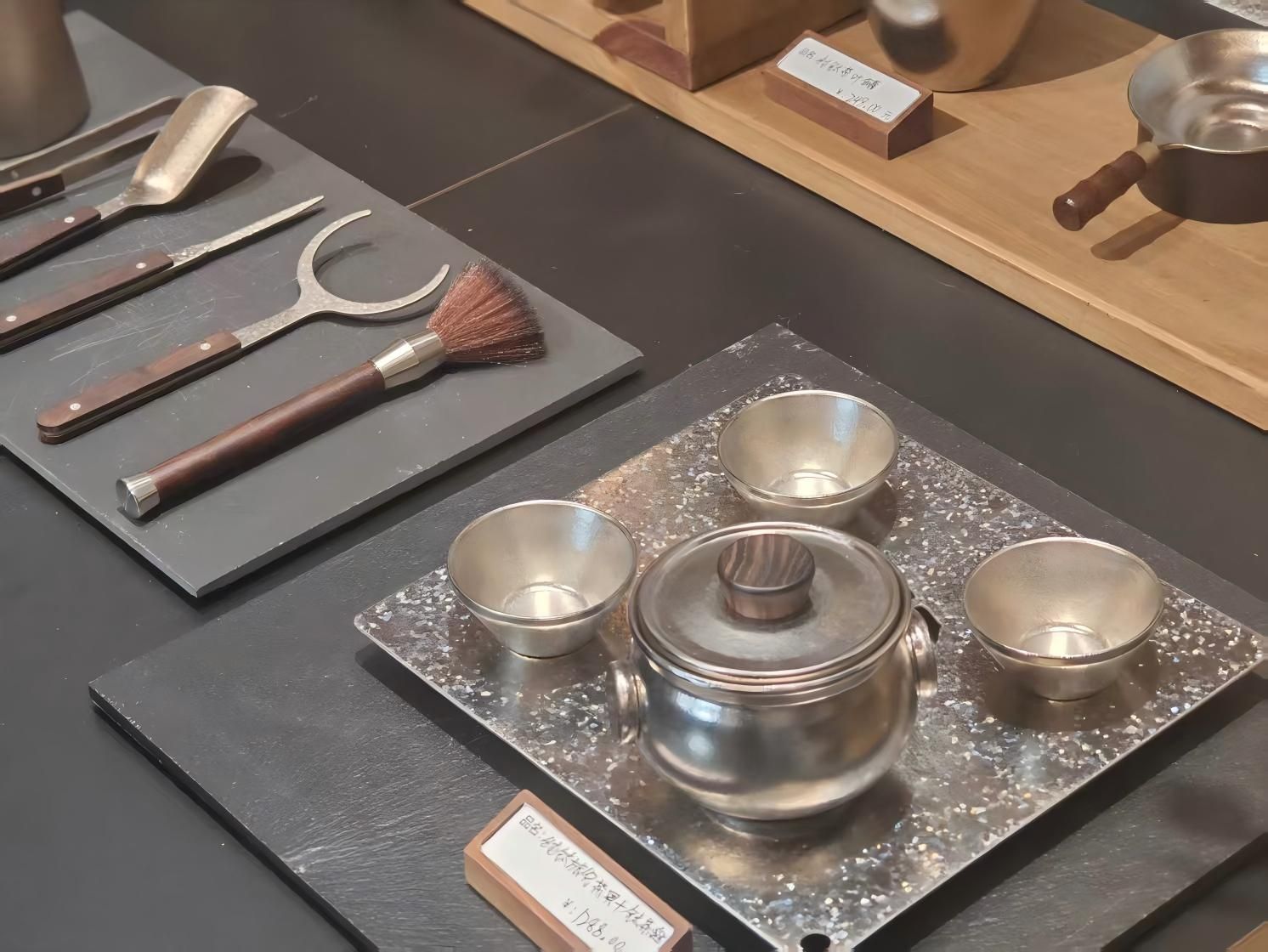 以鈦金屬為材料制成的精致茶具.jpg