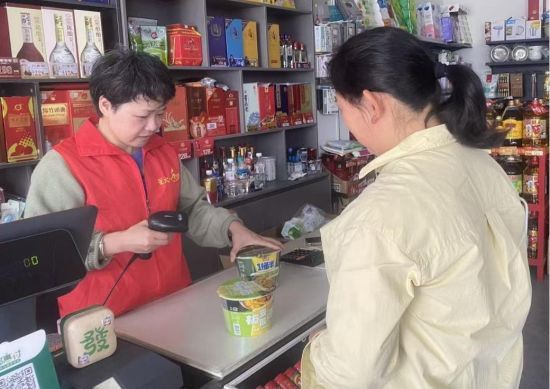 圖為營(yíng)銷(xiāo)人員指導(dǎo)客戶(hù)分析經(jīng)營(yíng)情況 圖為營(yíng)銷(xiāo)人員指導(dǎo)客戶(hù)分析經(jīng)營(yíng)情況