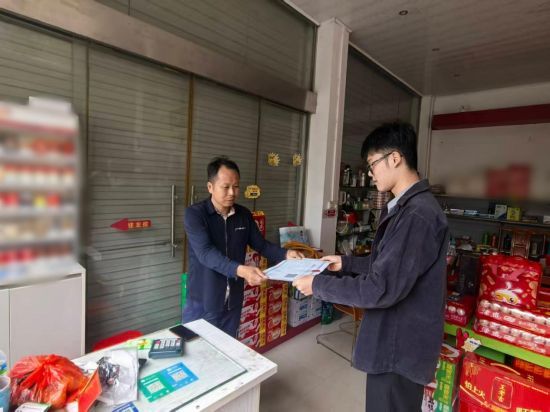 圖為尋烏縣煙草專(zhuān)賣(mài)局稽查員月晉銘為偏遠(yuǎn)客戶(hù)謝國(guó)璋送證上門(mén) 圖為尋烏縣煙草專(zhuān)賣(mài)局稽查員月晉銘為偏遠(yuǎn)客戶(hù)謝國(guó)璋送證上門(mén)