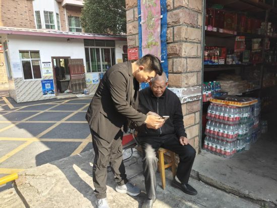 圖為尋烏縣煙草專(zhuān)賣(mài)局稽查員彭金華指導(dǎo)零售戶(hù)陳紫平進(jìn)行零售許可證延續(xù) 圖為尋烏縣煙草專(zhuān)賣(mài)局稽查員彭金華指導(dǎo)零售戶(hù)陳紫平進(jìn)行零售許可證延續(xù)