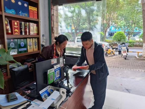 圖為尋烏縣煙草專(zhuān)賣(mài)局稽查員駱梓健為零售戶(hù)范紅杰解讀相關(guān)政策 圖為尋烏縣煙草專(zhuān)賣(mài)局稽查員駱梓健為零售戶(hù)范紅杰解讀相關(guān)政策