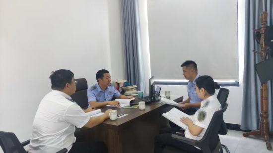 圖為上猶縣警煙涉煙情報研判室成員開展專題會商 圖為上猶縣警煙涉煙情報研判室成員開展專題會商