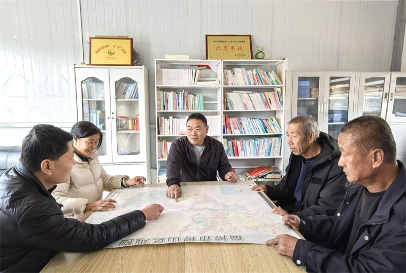 圖為共同商討土地流轉(zhuǎn)計劃